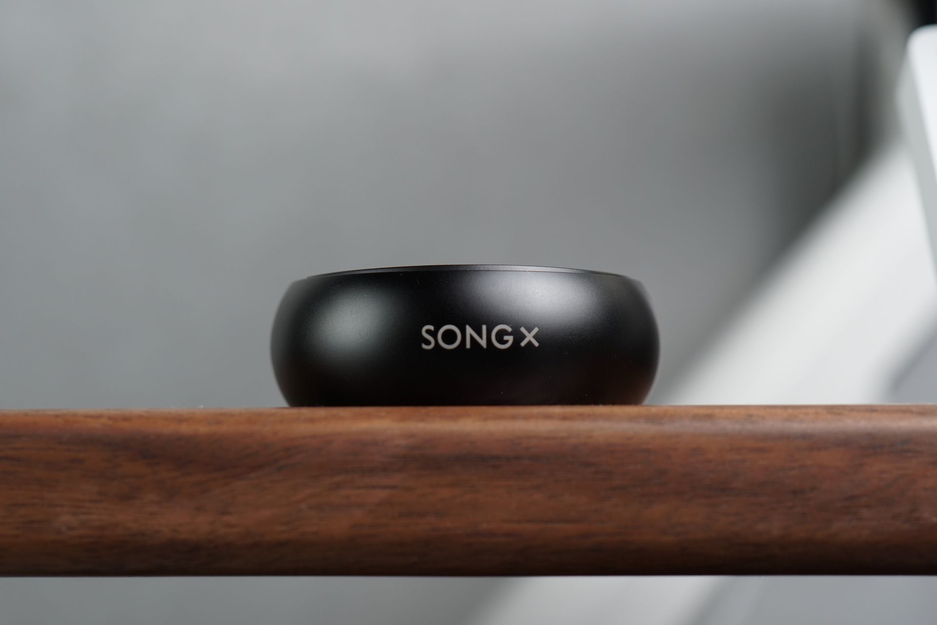 Bộ ảnh tai nghe TWS SongX màu đen với thiết kế đến từ tương lai